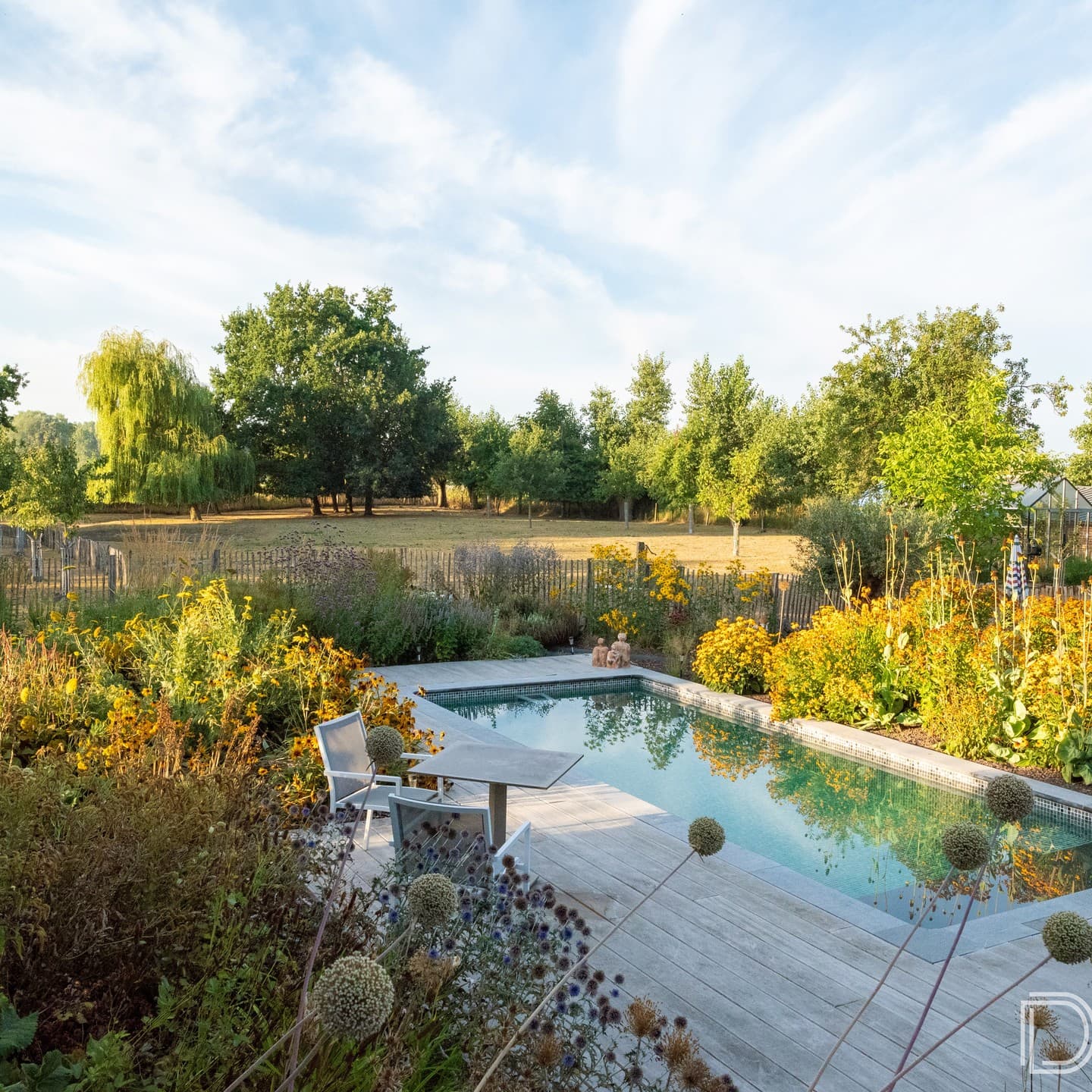 Zwembad met poolhouse en tuinaanleg